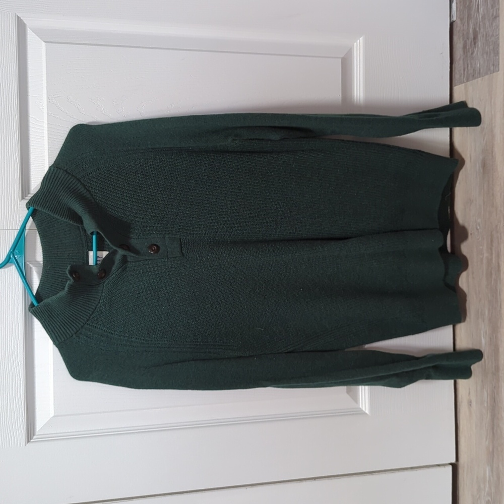 Men's GAP pullover with button up neckline